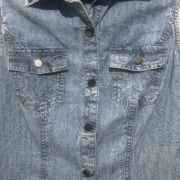 Decree Women's Denim Sleeveless studded Collared Button‎ up Top - Picture 3 of 6